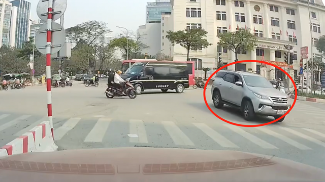 Tài xế “hồn nhiên” đi vào đường ngược chiều