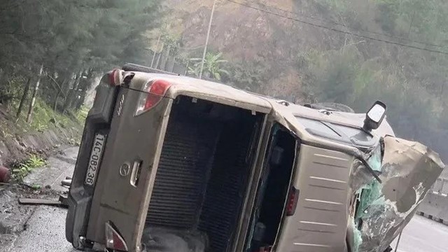 Xe tải lật nhào trên Quốc lộ 18