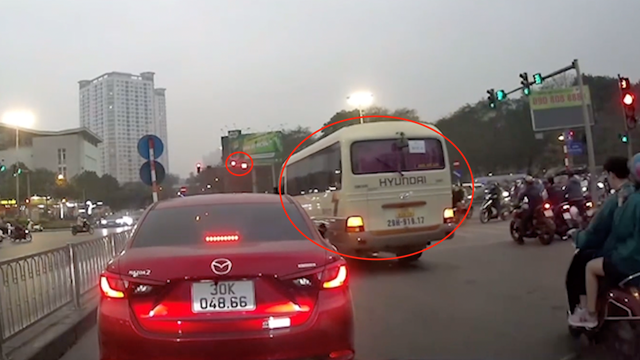 Xe 24 chỗ gây ùn tắc giờ cao điểm khi vượt đèn đỏ