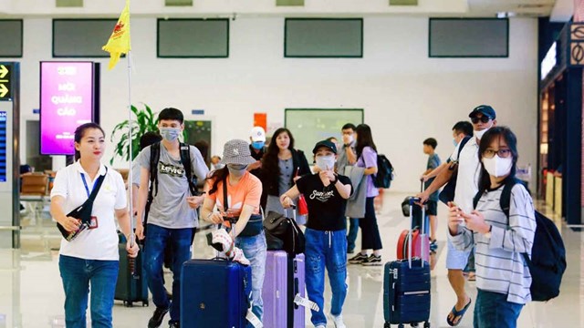 “Sốt” vé máy bay kỳ nghỉ 30/4, du lịch tìm cách thích ứng