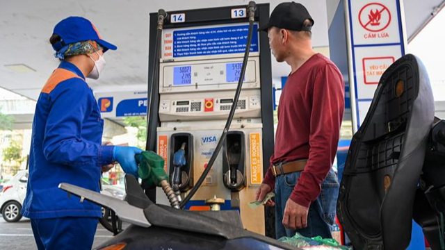 Giá xăng tăng lần thứ 7 kể từ đầu năm