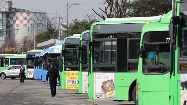 Tài xế đình công, hệ thống xe buýt Seoul tê liệt 