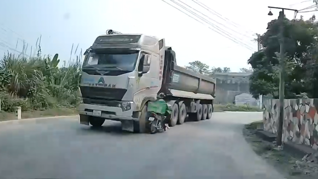 Xe máy bị tông văng vào lề đường vì vượt ẩu tại khúc cua