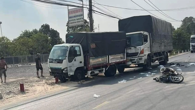 Hai xe tải cùng vượt, người phụ nữ phanh gấp bị tông tử vong