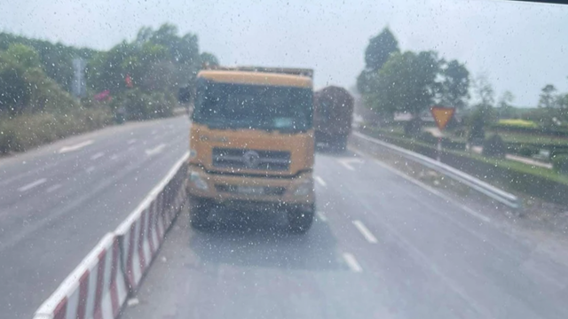 Xe ben ngang nhiên đi ngược chiều trên vành đai 4