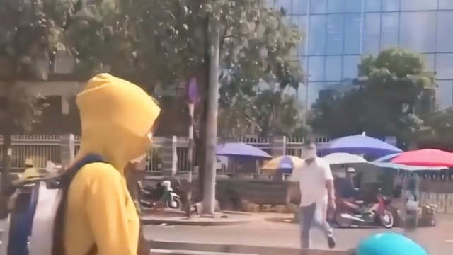 Va chạm trên đường, tài xế xe ôm công nghệ bất ngờ quỳ gối xin tha