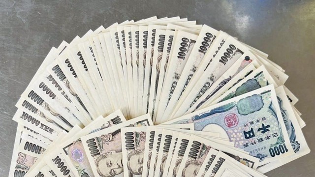 An ninh sân bay Tân Sơn Nhất trả túi xách chứa tài sản giá trị cho khách 