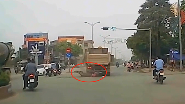 Tình huống thót tim khi xe máy ngã vào gầm xe ben 
