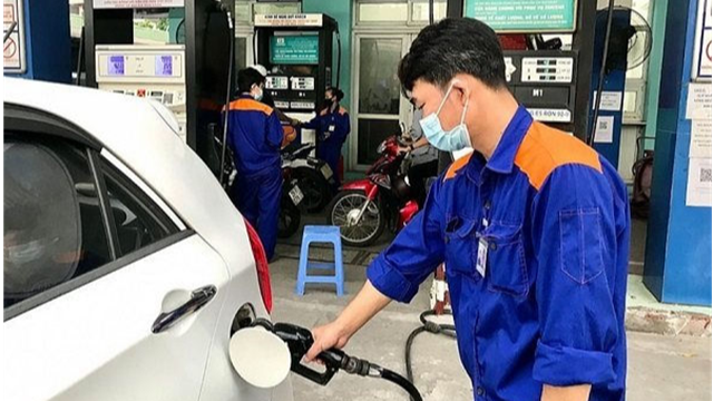 Giá xăng giảm 300 đồng/lít từ chiều ngày 25/4