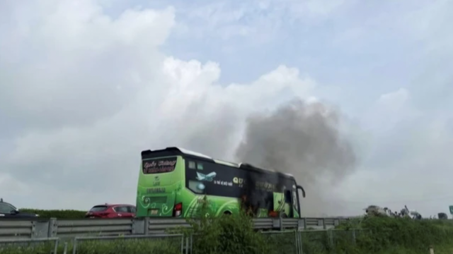 Dập tắt vụ cháy xe khách trên cao tốc Pháp Vân - Cầu Giẽ