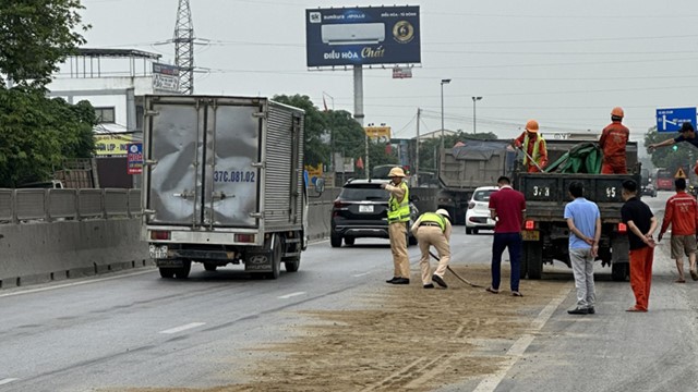 Xử lý dầu loang trên quốc lộ 1A khiến nhiều xe trượt ngã
