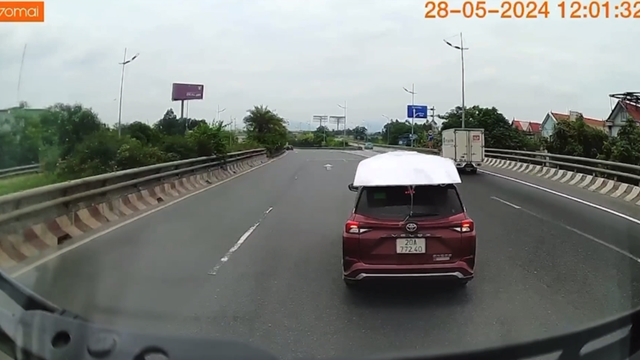 Ô tô chuyển làn liên tục, suýt va chạm với xe tải