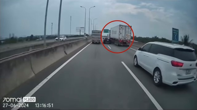 Xe đầu kéo chèn xe con, vượt ẩu trên làn khẩn cấp của cao tốc
