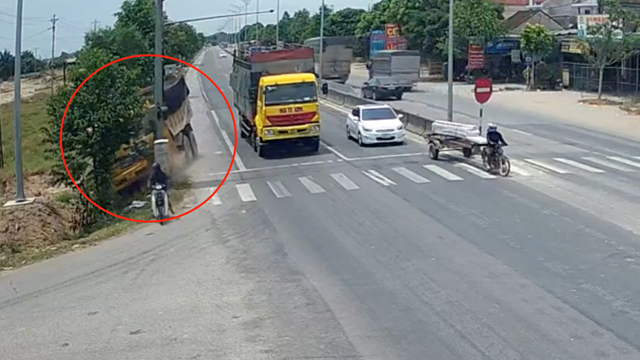 Xe tải lật nghiêng sau khi cố vượt, đâm vào cột đèn tín hiệu