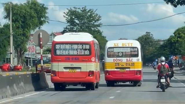2 xe buýt rượt đuổi nhau trên quốc lộ 1A