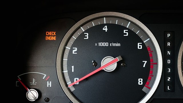 Tại sao đèn check engine nhấp nháy?