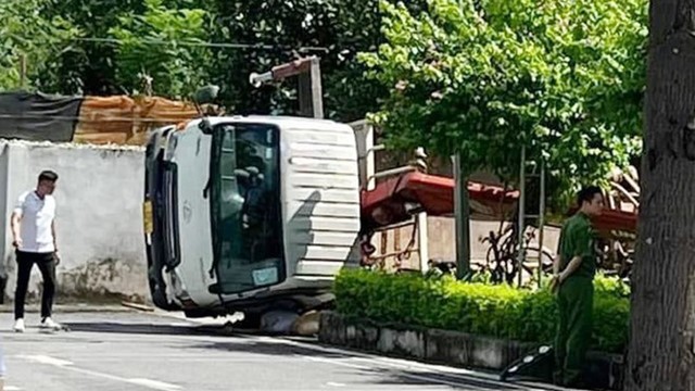 Hà Nội: Xe cần cẩu bất ngờ bị lật, 1 người tử vong