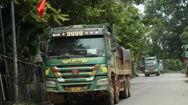 Hà Nội: Hàng loạt xe tải chây ì, chống đối lực lượng chức năng