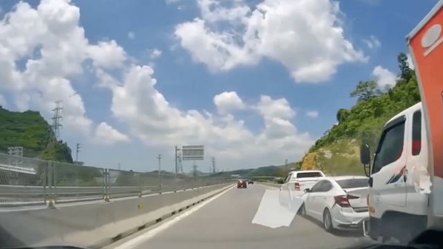 Va chạm liên hoàn trên cao tốc do xe gặp sự cố dừng giữa đường