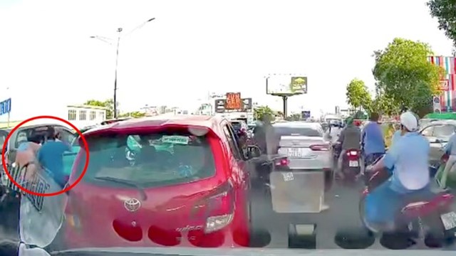Tài xế ô tô bất ngờ dừng xe, đấm người phụ nữ giữa đường