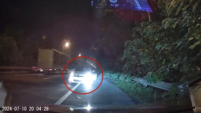 Đại lộ Thăng Long: Ô tô đi ngược chiều trên làn khẩn cấp