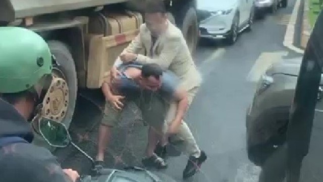 Chú rể đuổi đánh tài xế xe ben sau va chạm giao thông trên đường
