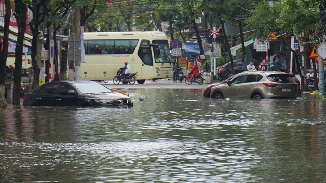 Điều khiển ô tô qua vùng ngập nước cần lưu ý gì?