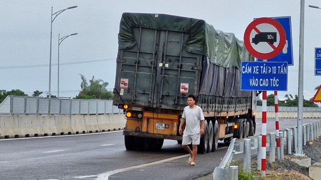 Cao tốc Diễn Châu- Bãi Vọt: xe tải trọng nặng “vượt” biển cấm lưu thông