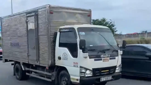 Tài xế bị phạt 11 triệu đồng và tước bằng lái vì dừng xe giữa cao tốc