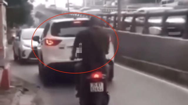 Ô tô đi ngược chiều ép xe đi đúng phải nhường đường