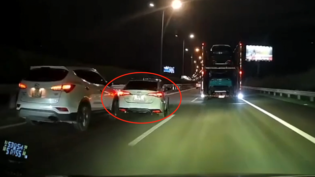 Tạt đầu bất ngờ, hai xe con va chạm trên cao tốc