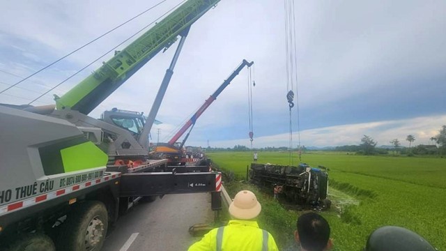 Nỗ lực giải cứu xe tải bị lật nghiêng dưới ruộng lúa