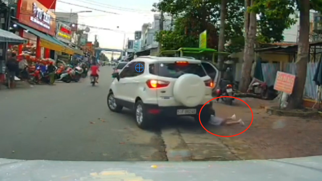 Bé gái chưa kịp lên ô tô, tài xế đã nhấn ga di chuyển