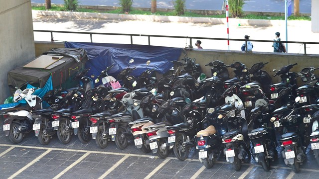 Xử phạt 5 trường hợp trông giữ xe trái phép dọc tuyến đường sắt Nhổn-Ga Hà Nội