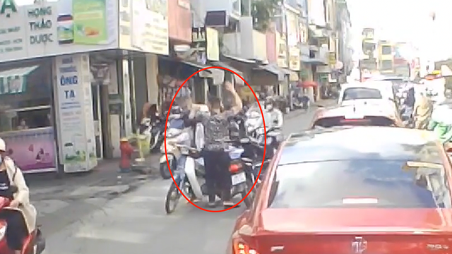 Thanh niên đi xe máy không đội mũ bảo hiểm, lấn làn, hành hung người khác