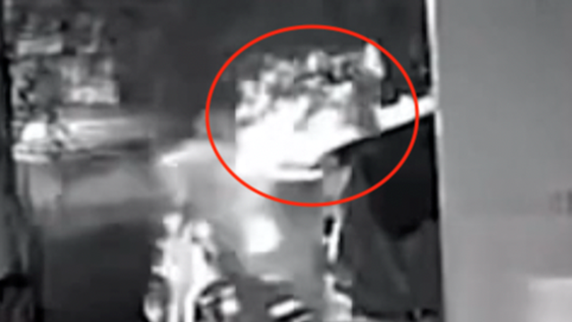 Tránh xe máy sang đường, ô tô lao thẳng vào hàng rào phân cách