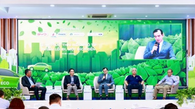 Xe “xanh” lăn bánh - dư địa lớn, thách thức nhiều