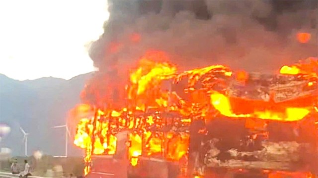 Xe khách giường nằm cháy rụi trên cao tốc Cam Lâm - Vĩnh Hảo