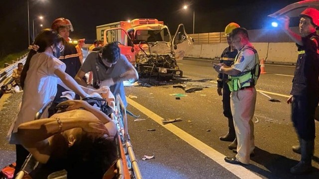 Giải cứu tài xế kẹt trong cabin sau va chạm trên cao tốc Hà Nội - Hải Phòng