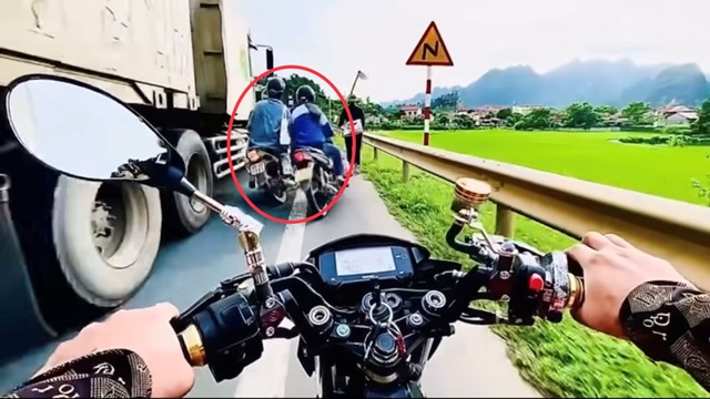 Xe máy vượt ẩu, suýt bị đè bẹp dưới bánh xe container