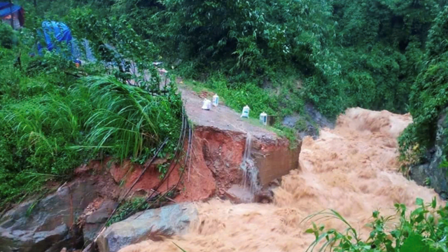 Hàng loạt tuyến đường bị sạt lở, giao thông tê liệt do hoàn lưu bão Yagi