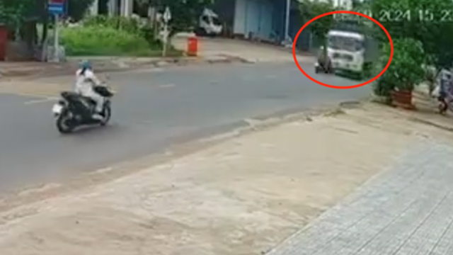 Xe máy đi ngược chiều đâm trực diện vào đầu xe tải