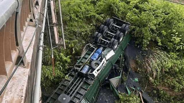 Xe đầu kéo húc bay hộ lan, lao xuống dưới cầu