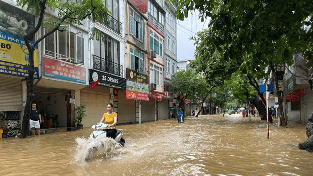 Miễn phí trông xe cho người dân ngoài đê sông Hồng bị ngập