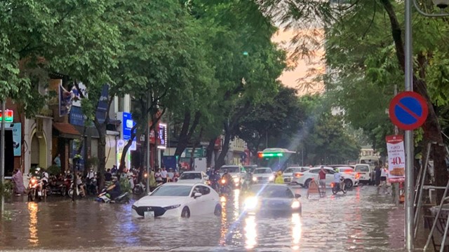 Khi lái xe gặp trời mưa bão cần lưu ý gì?