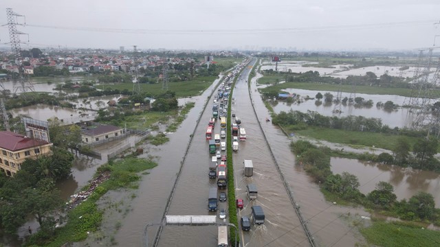 Cao tốc Pháp Vân - Cầu Giẽ ngập sâu, phương tiện hạn chế đi qua