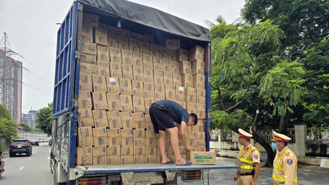 CSGT phát hiện xe tải chở 9 tấn bánh kẹo trung thu không nguồn gốc về Hà Nội