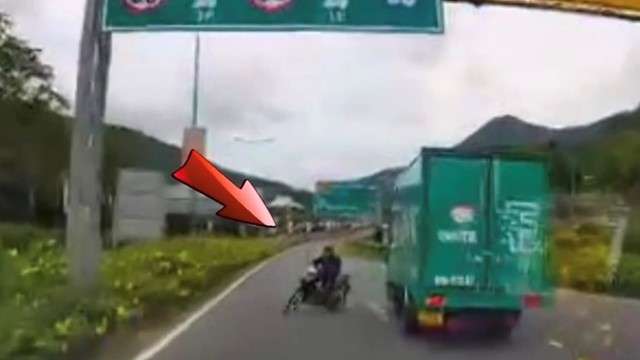 Xe máy tạt đầu xe tải, quay đầu trên cao tốc