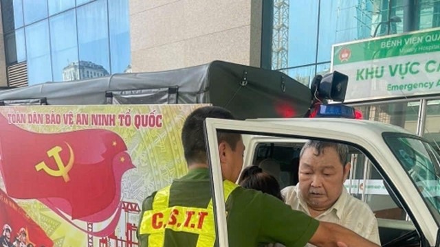 Công an dùng xe chuyên dụng chở người dân vượt qua vùng ngập nước đi cấp cứu kịp thời