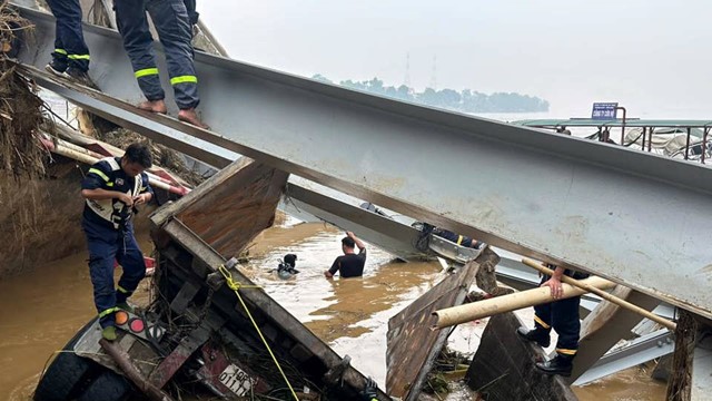 Bộ Xây dựng đề nghị giám định, làm rõ trách nhiệm vụ sập cầu Phong Châu